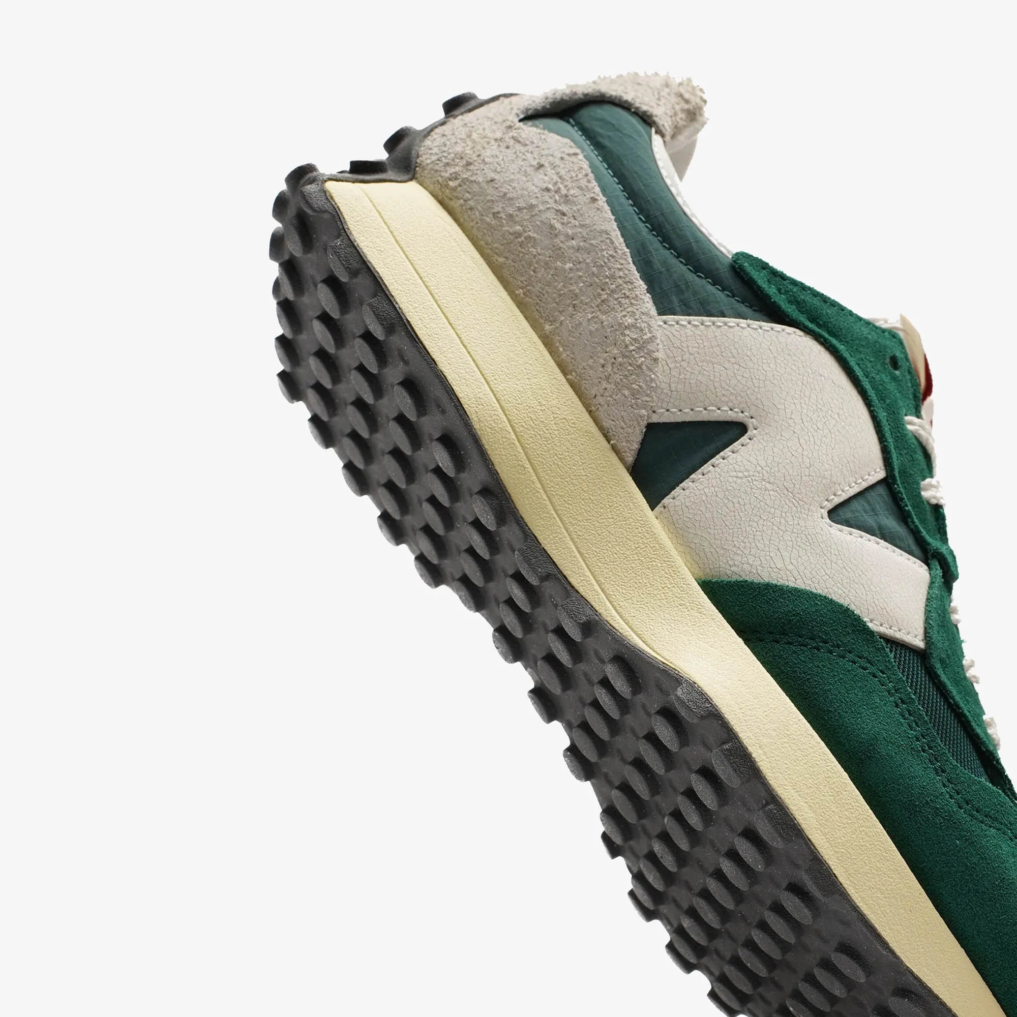 New Balance | 327  { MARSH GREEN